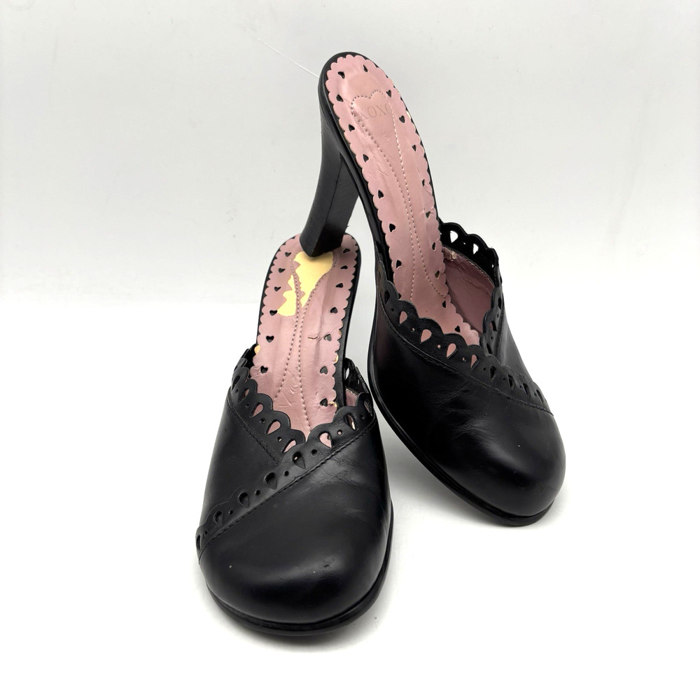 Vintage 90s Y2K XOXO Black Leather Cutout Scallop Trim Block Heel Slip On Pump 6